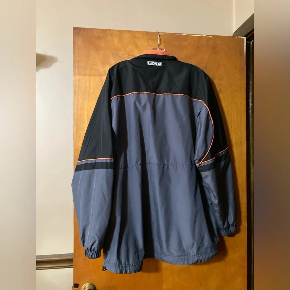 Men’s size large NFL Flyers windbreaker coat great condition - Picture 2 of 3
